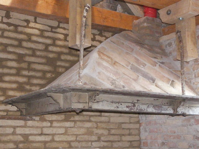 Historische Abzugshaube nach altem Vorbild gemauert